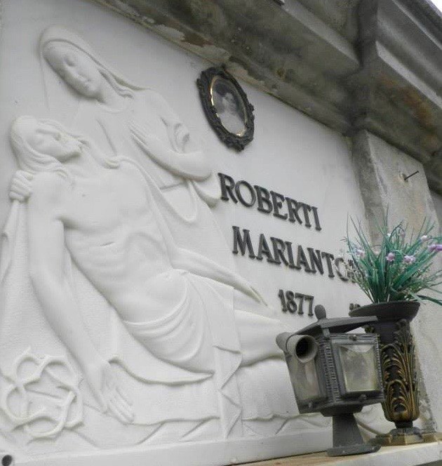 Personalized Italian Ancestry Tour in the Cemetery